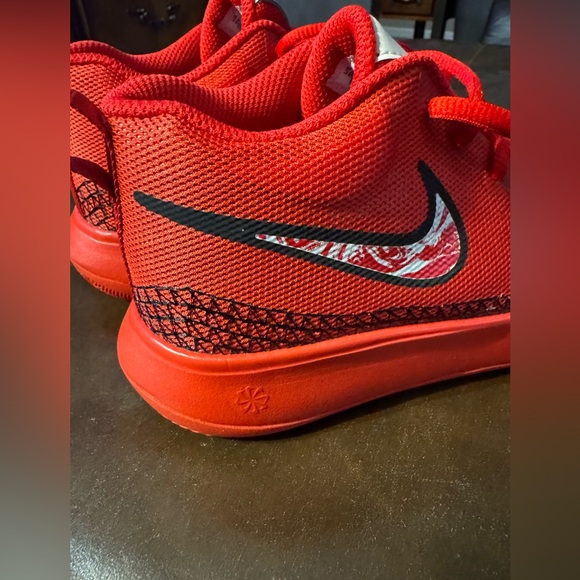 Nike Kyrie Flytrap VI 6 Red Kids size - Picture 8 of 15